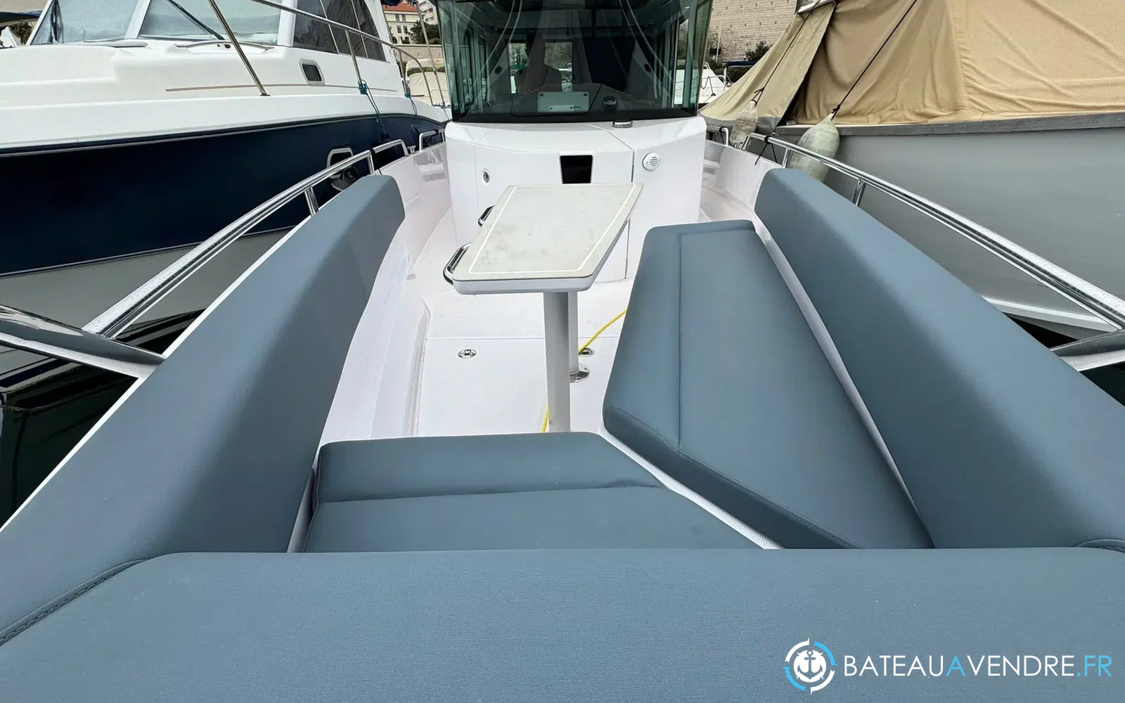 slider 13 Axopar 28 Open