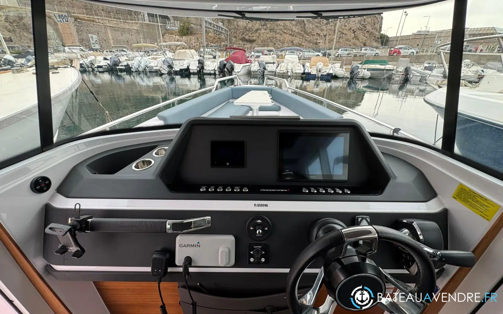 slider 17 Axopar 28 Open