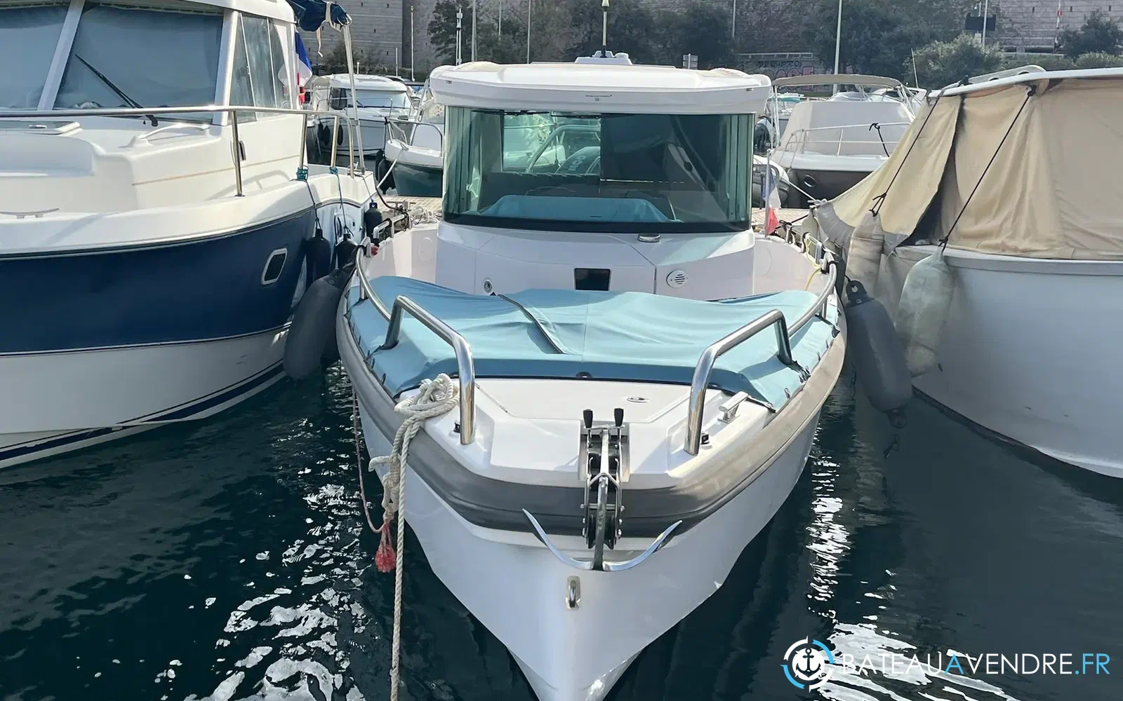 slider 1 Axopar 28 Open