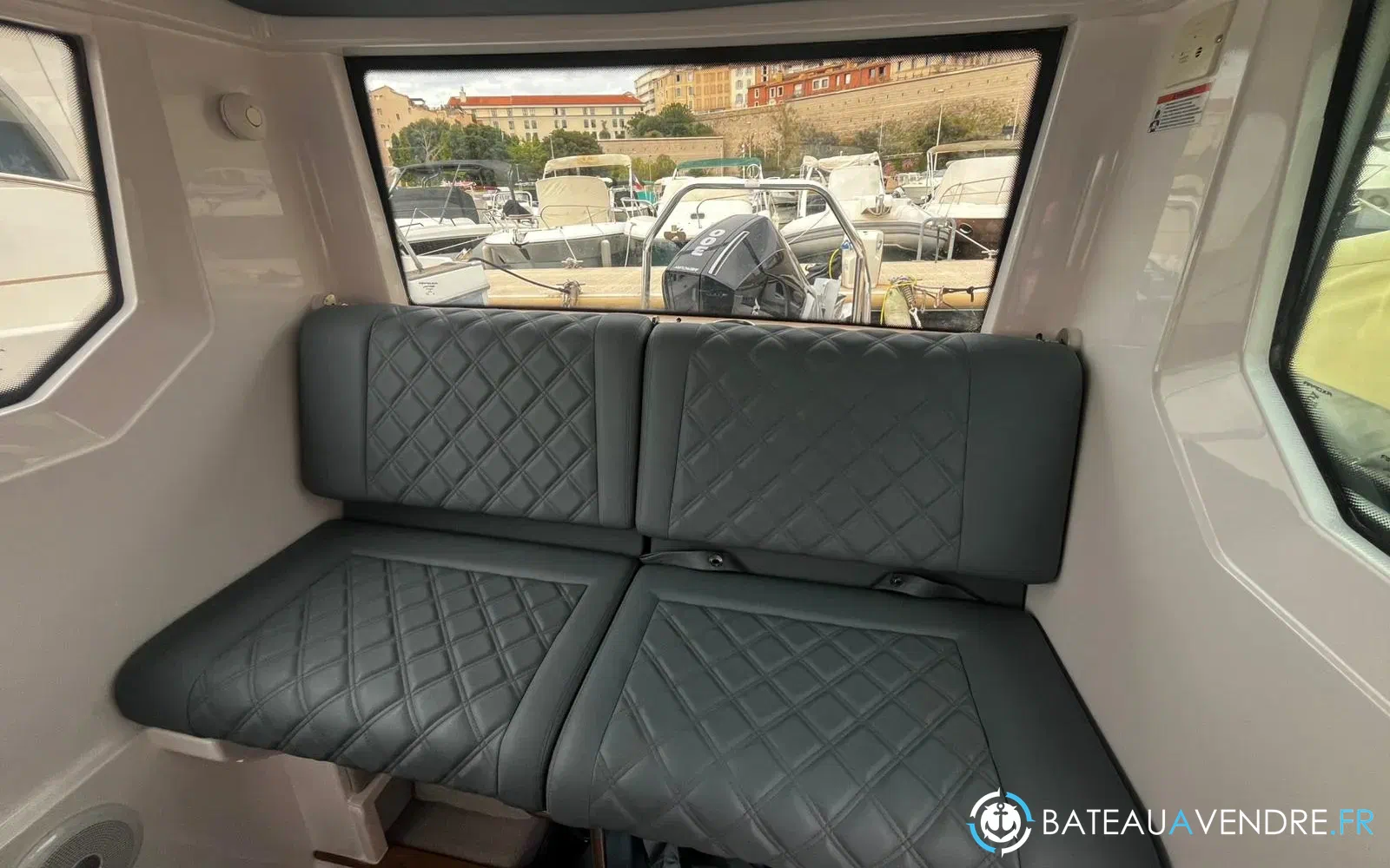slider 21 Axopar 28 Open