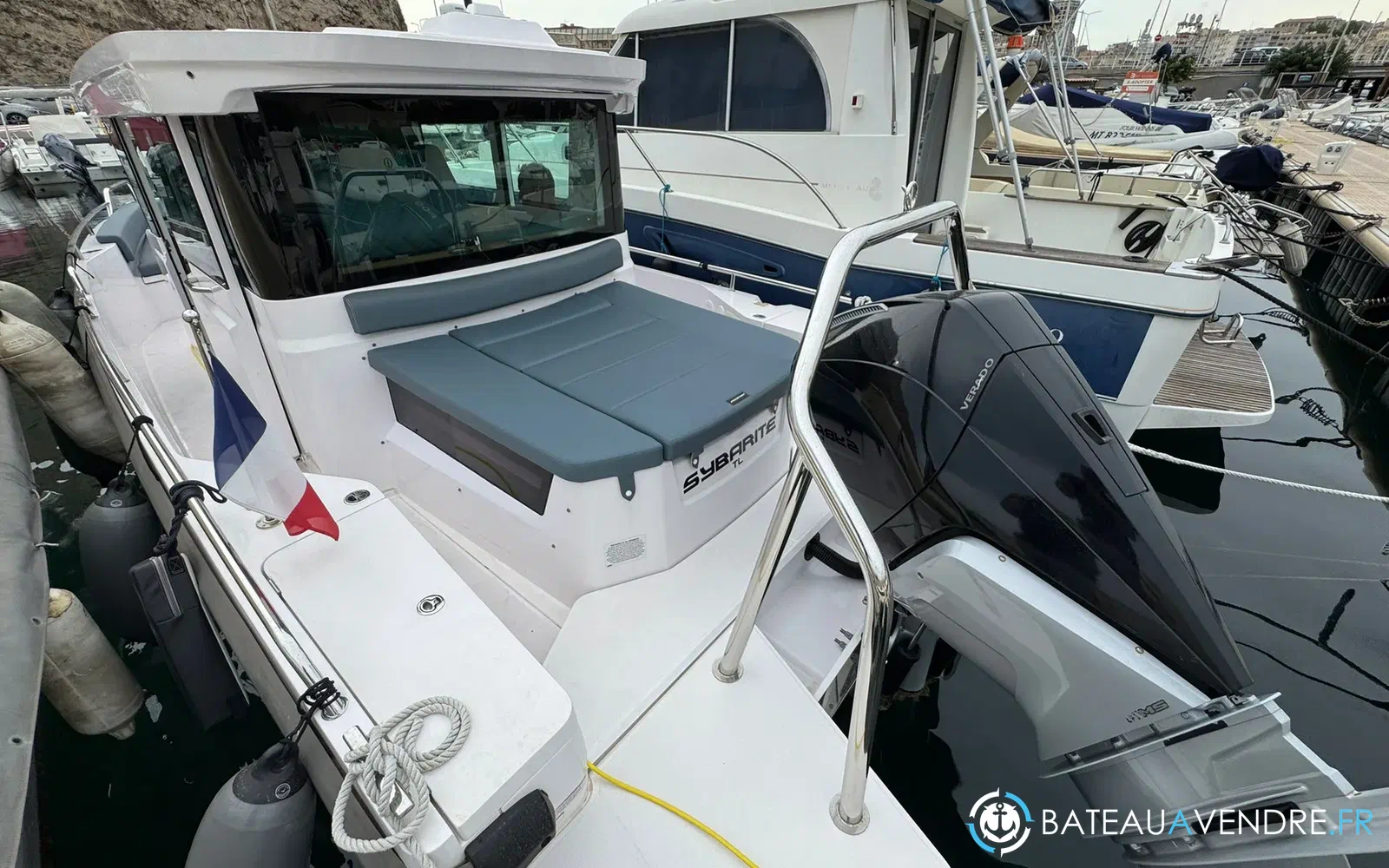 slider 4 Axopar 28 Open
