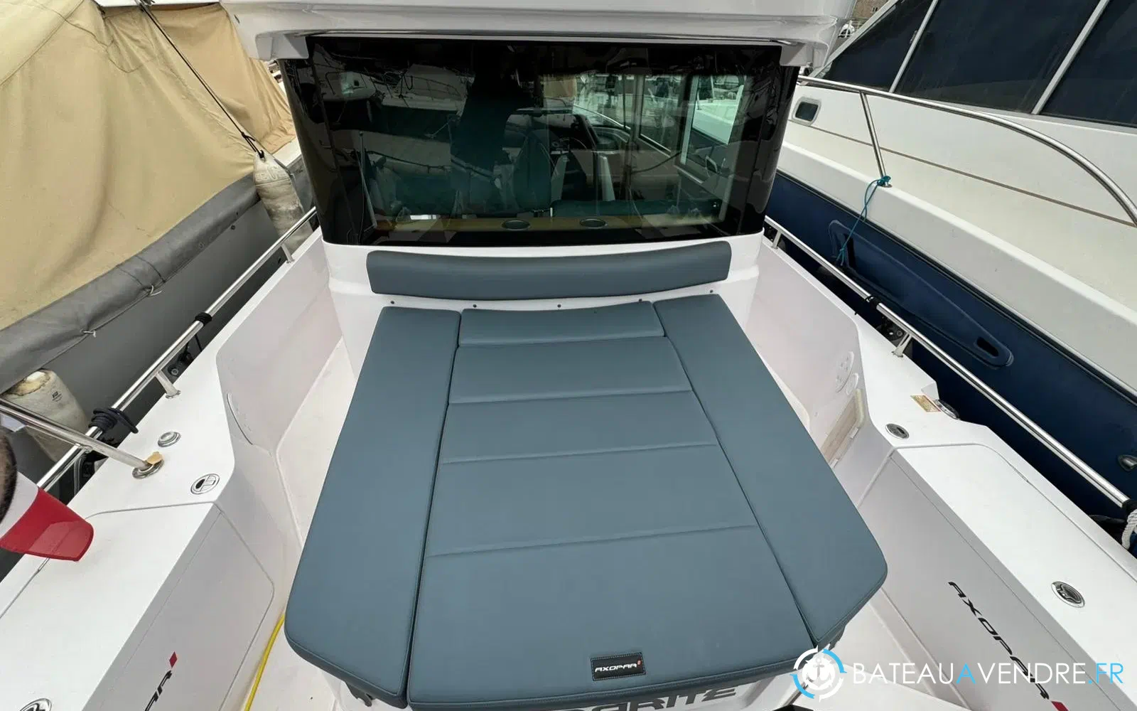 slider 8 Axopar 28 Open