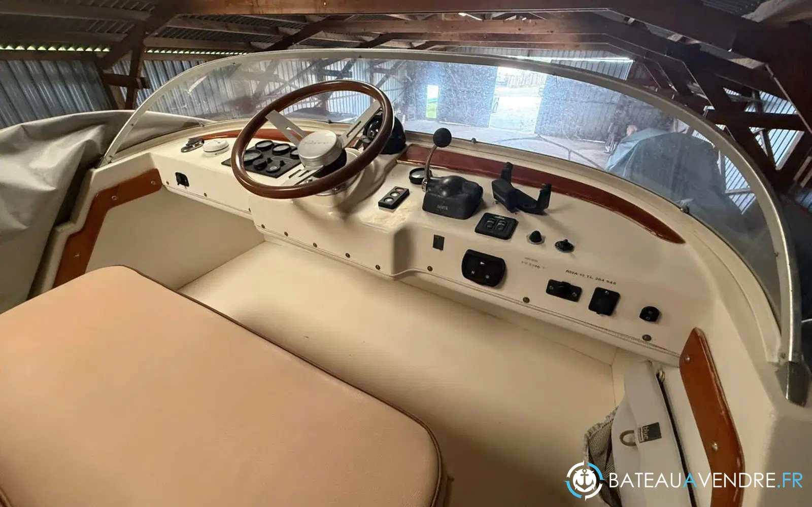 slider 16 Bertram Riva 25