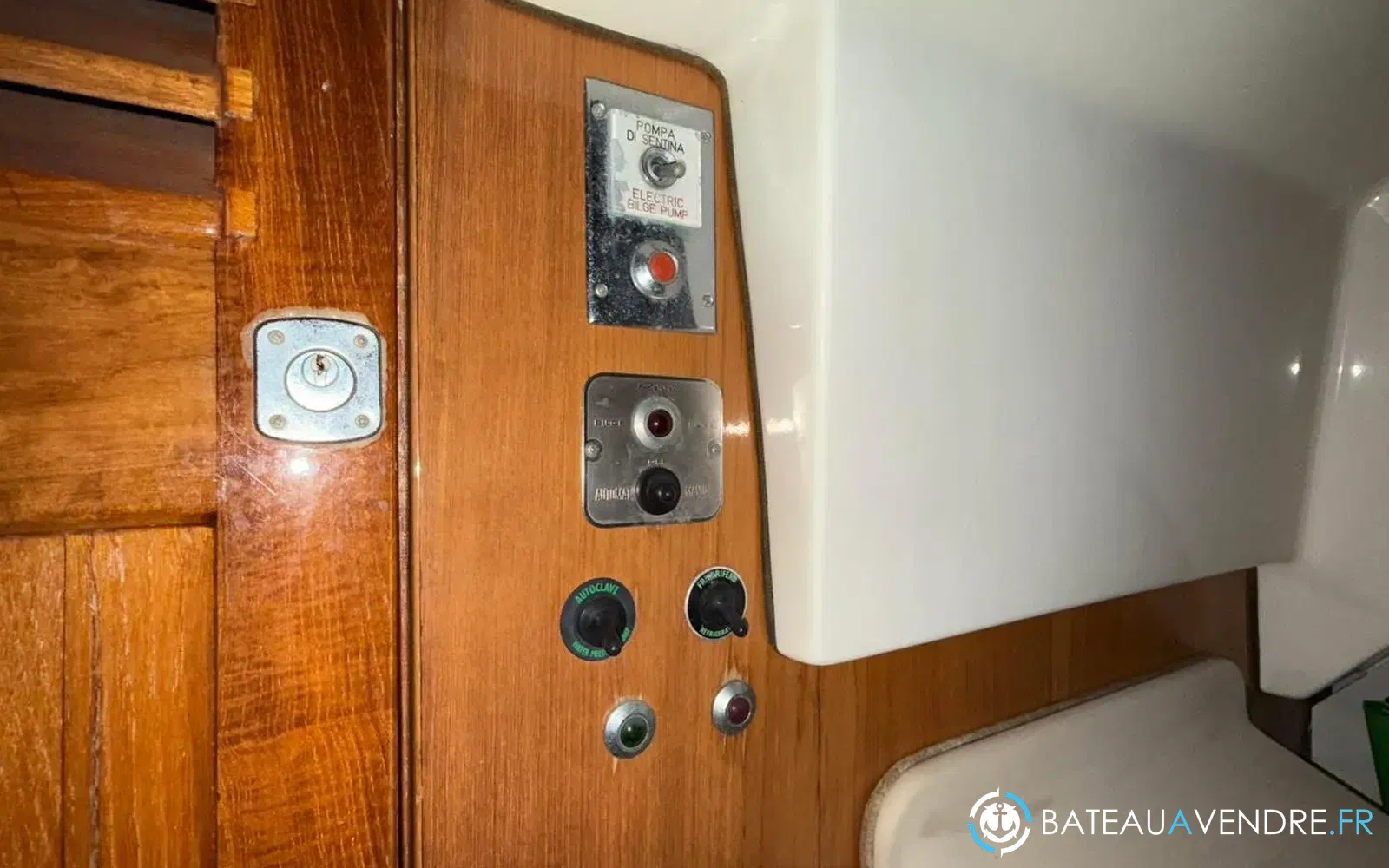 slider 37 Bertram Riva 25