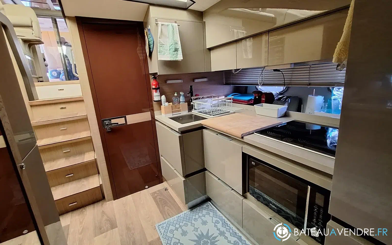 slider 12 Queens Yachts 54