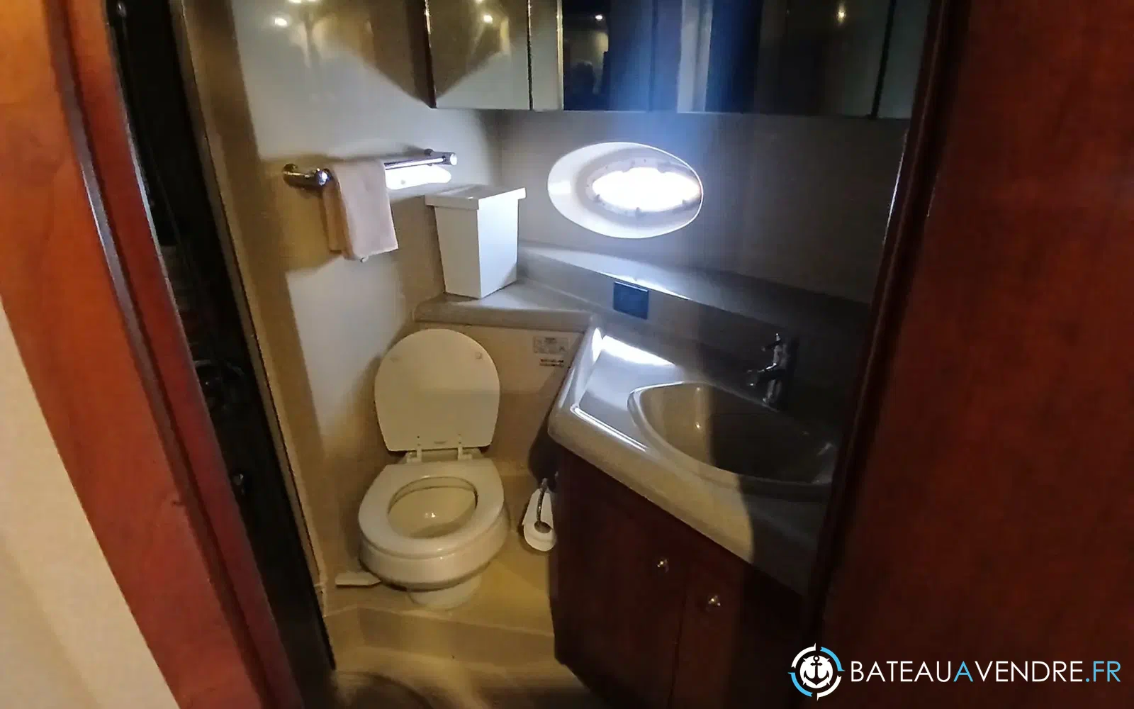 slider 15 Cruisers Yachts 440 Express