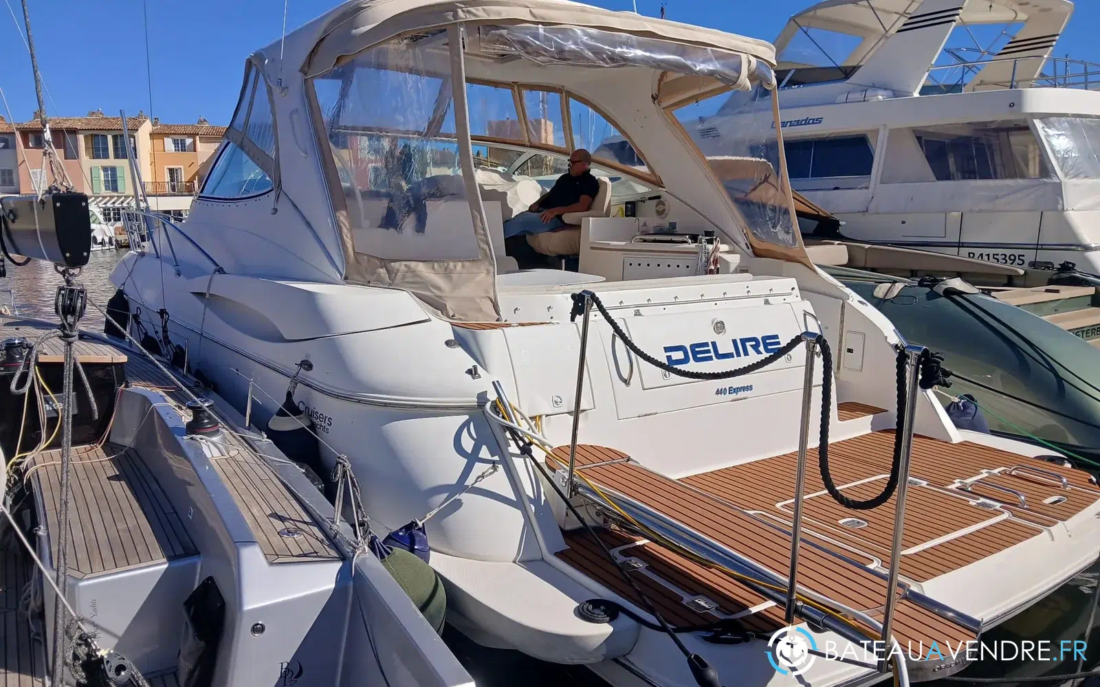 slider 1 Cruisers Yachts 440 Express