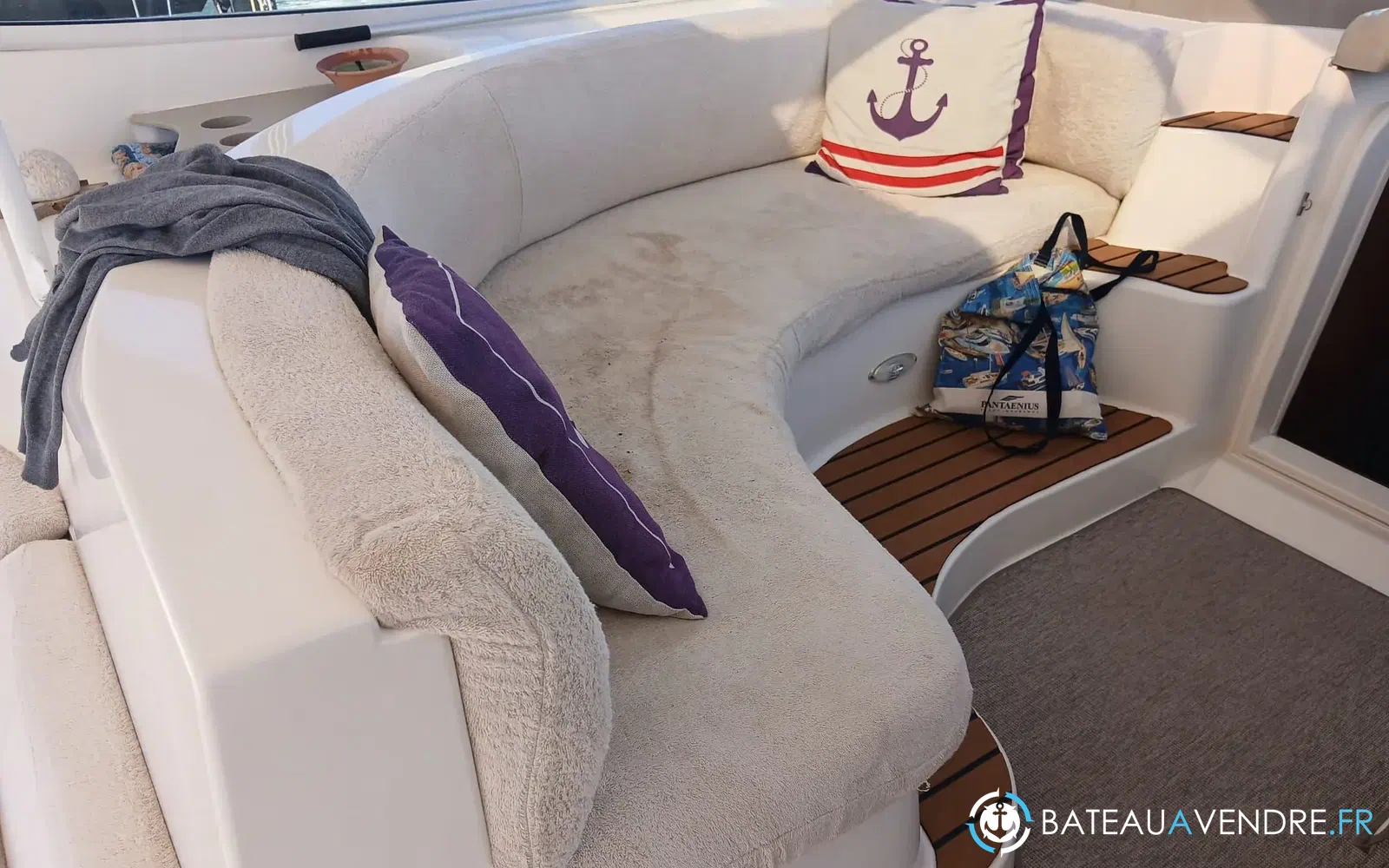 slider 3 Cruisers Yachts 440 Express