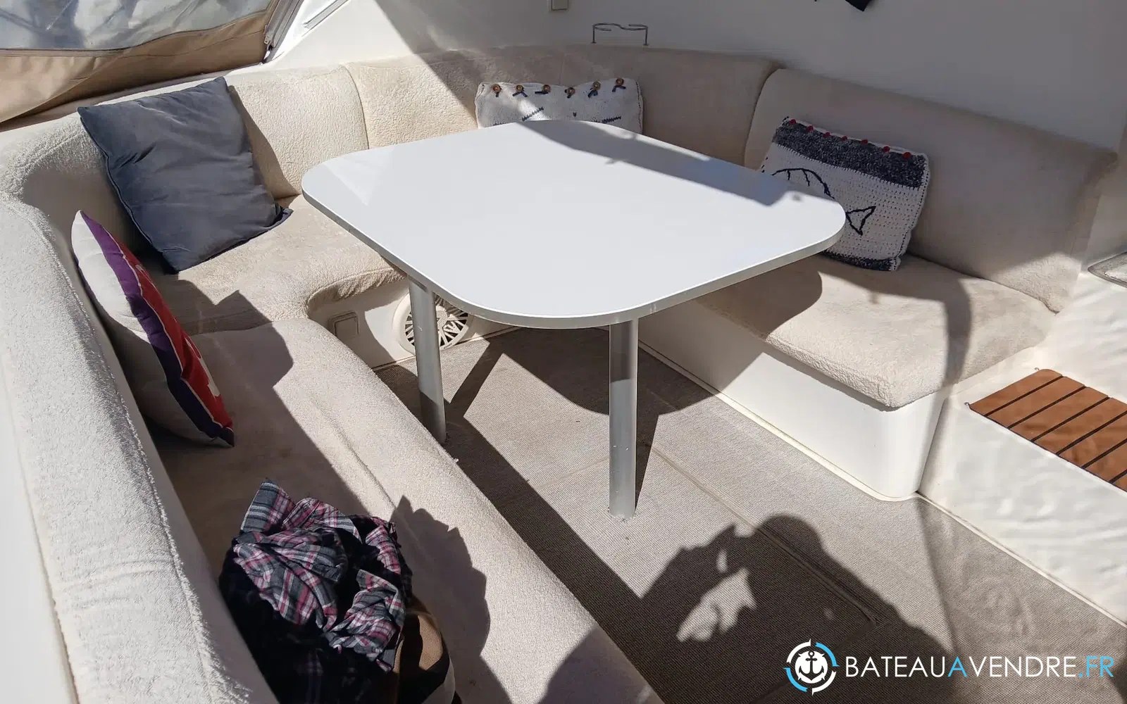 slider 7 Cruisers Yachts 440 Express
