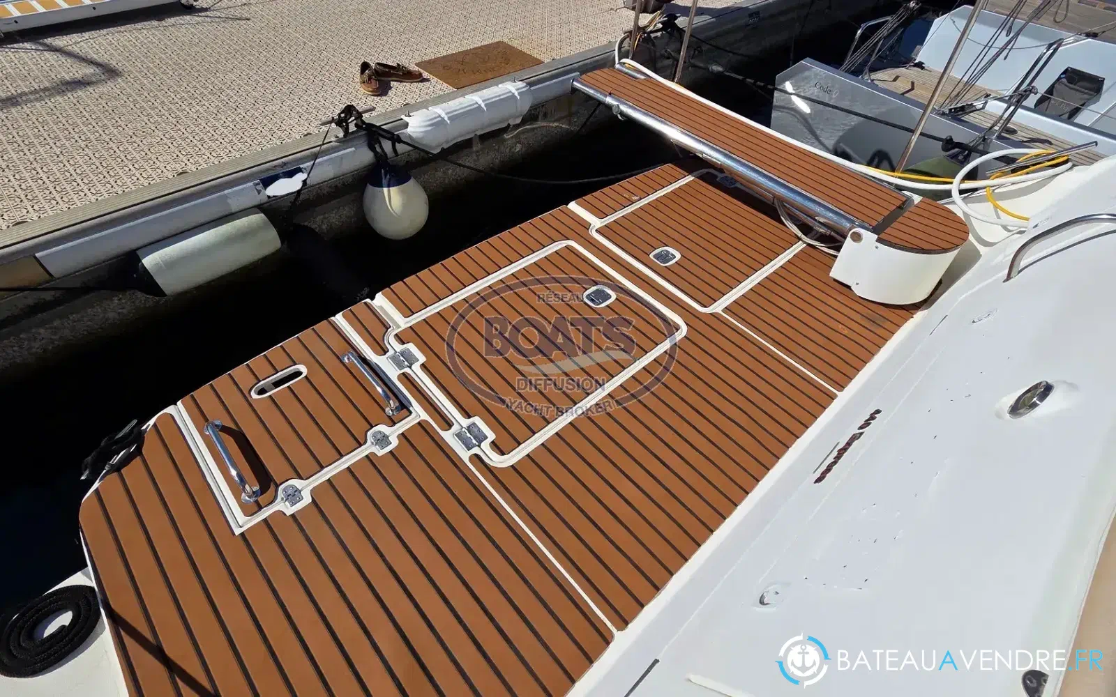 slider 1 Cruisers Yachts 440 Express