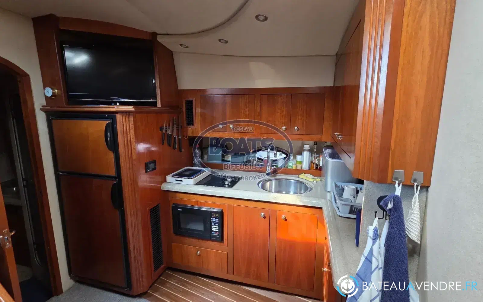 slider 8 Cruisers Yachts 440 Express