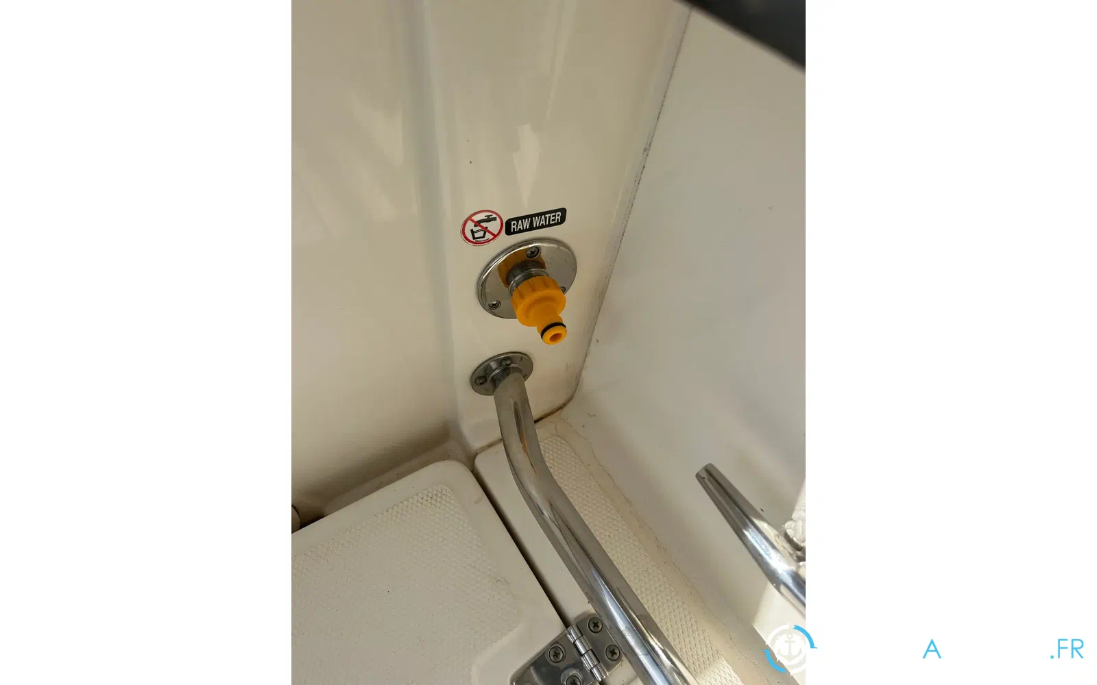 slider 13 Boston Whaler 230 Outrage