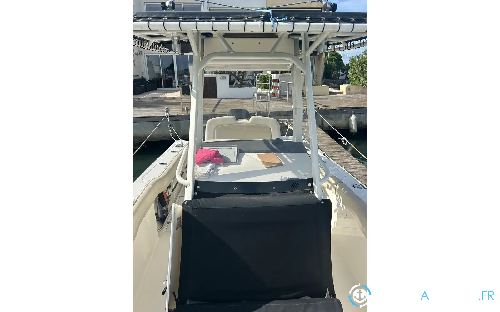 slider 6 Boston Whaler 230 Outrage