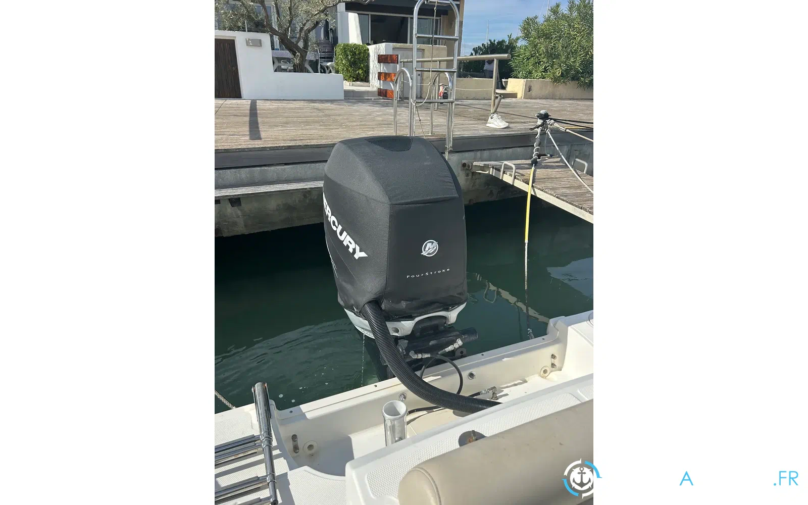 slider 8 Boston Whaler 230 Outrage