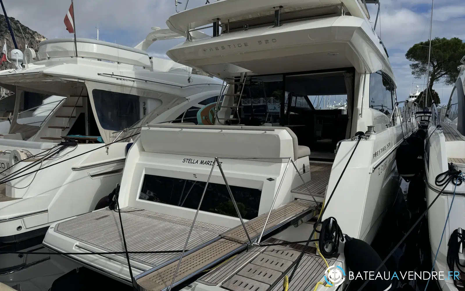 slider 1 Prestige Yachts 520 Fly