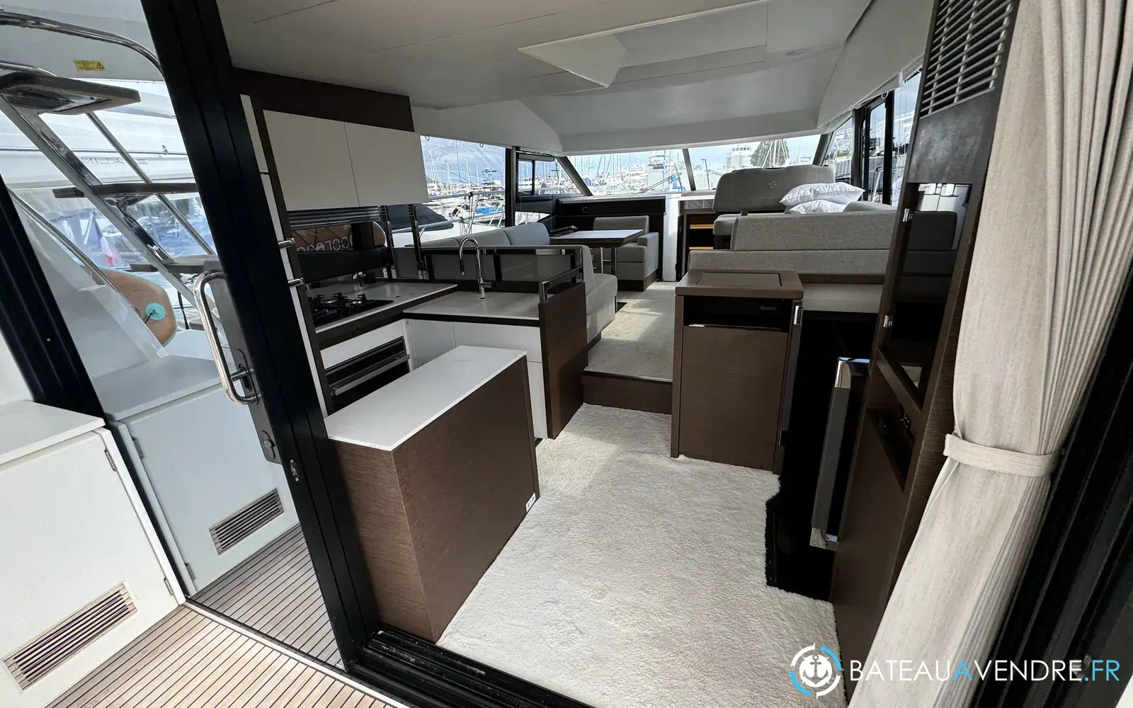 slider 4 Prestige Yachts 520 Fly