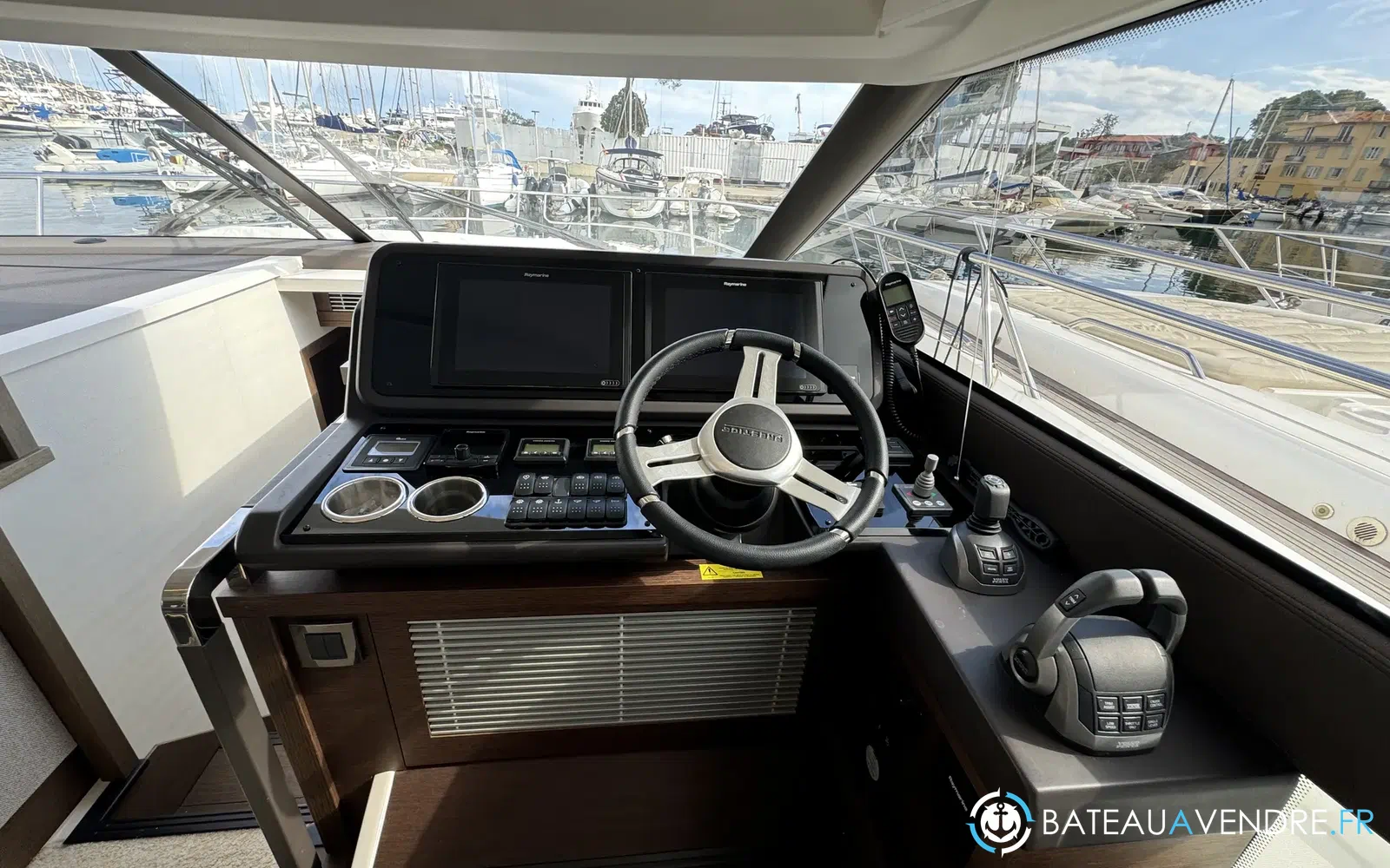 slider 7 Prestige Yachts 520 Fly