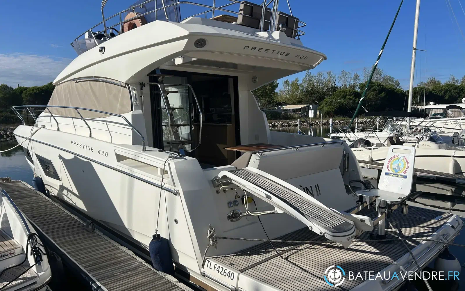 slider 0 Prestige Yachts 420 Fly