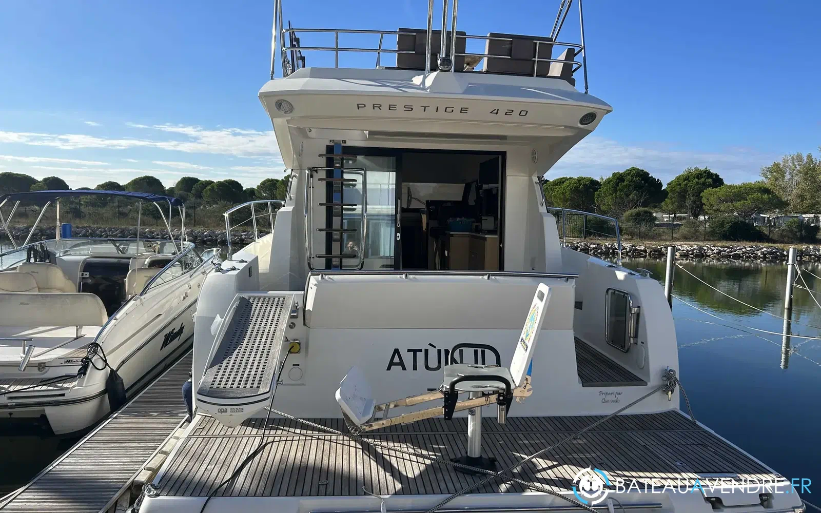slider 1 Prestige Yachts 420 Fly