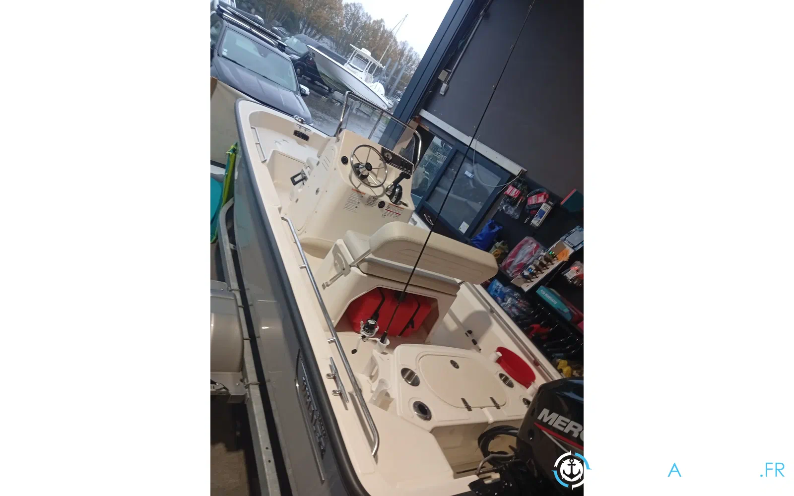 slider 4 Boston Whaler 150 Montauk