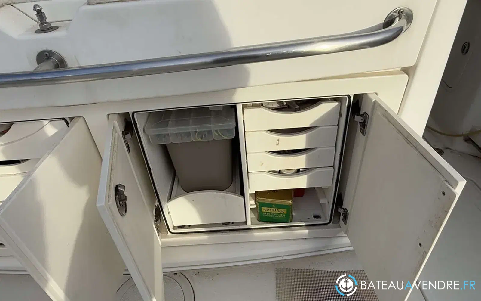slider 20 Boston Whaler 370 Outrage