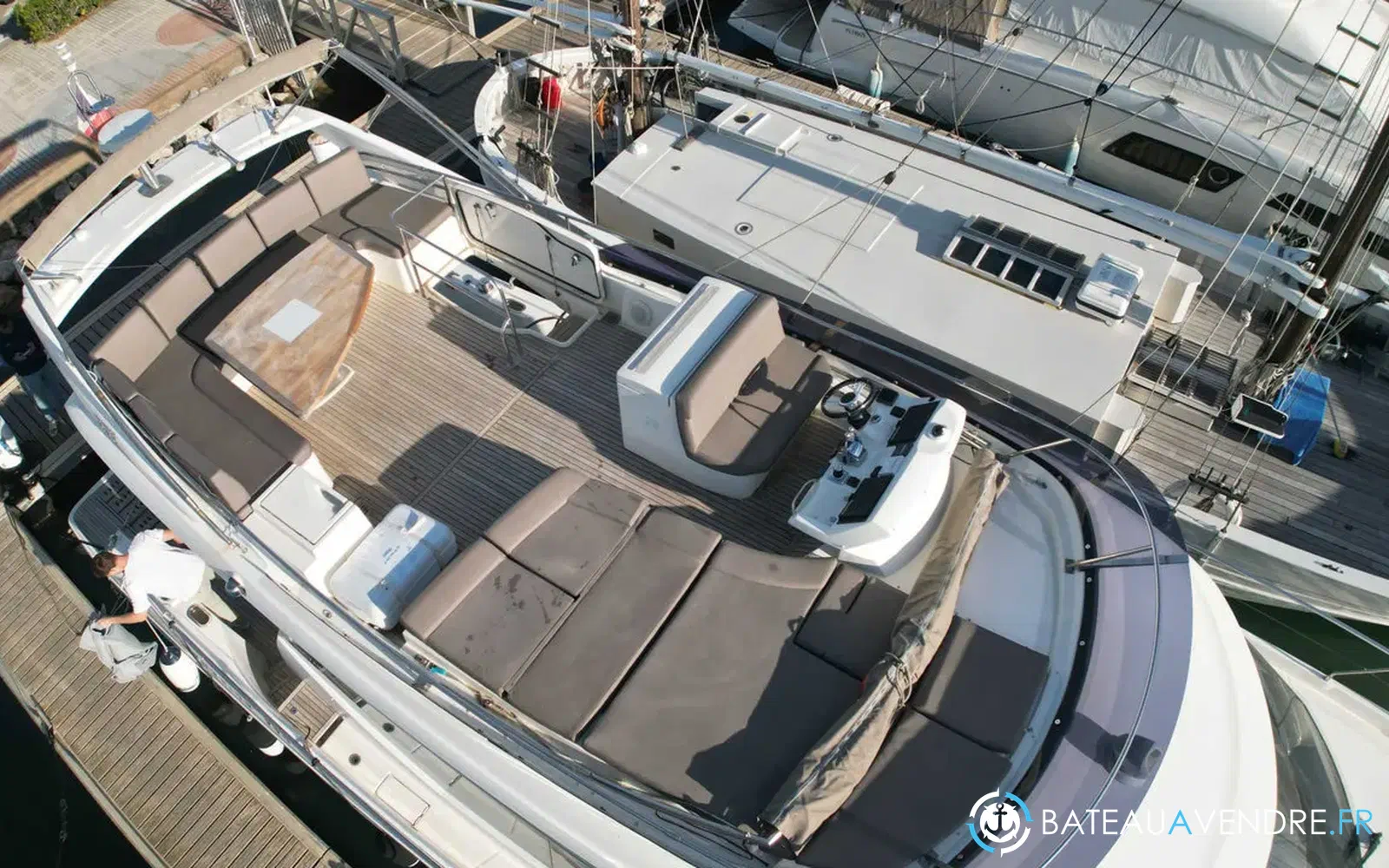 slider 10 Prestige Yachts 560 Fly