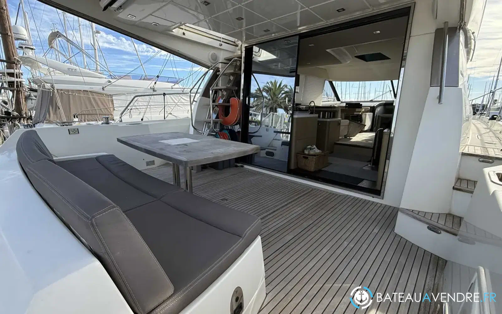 slider 16 Prestige Yachts 560 Fly