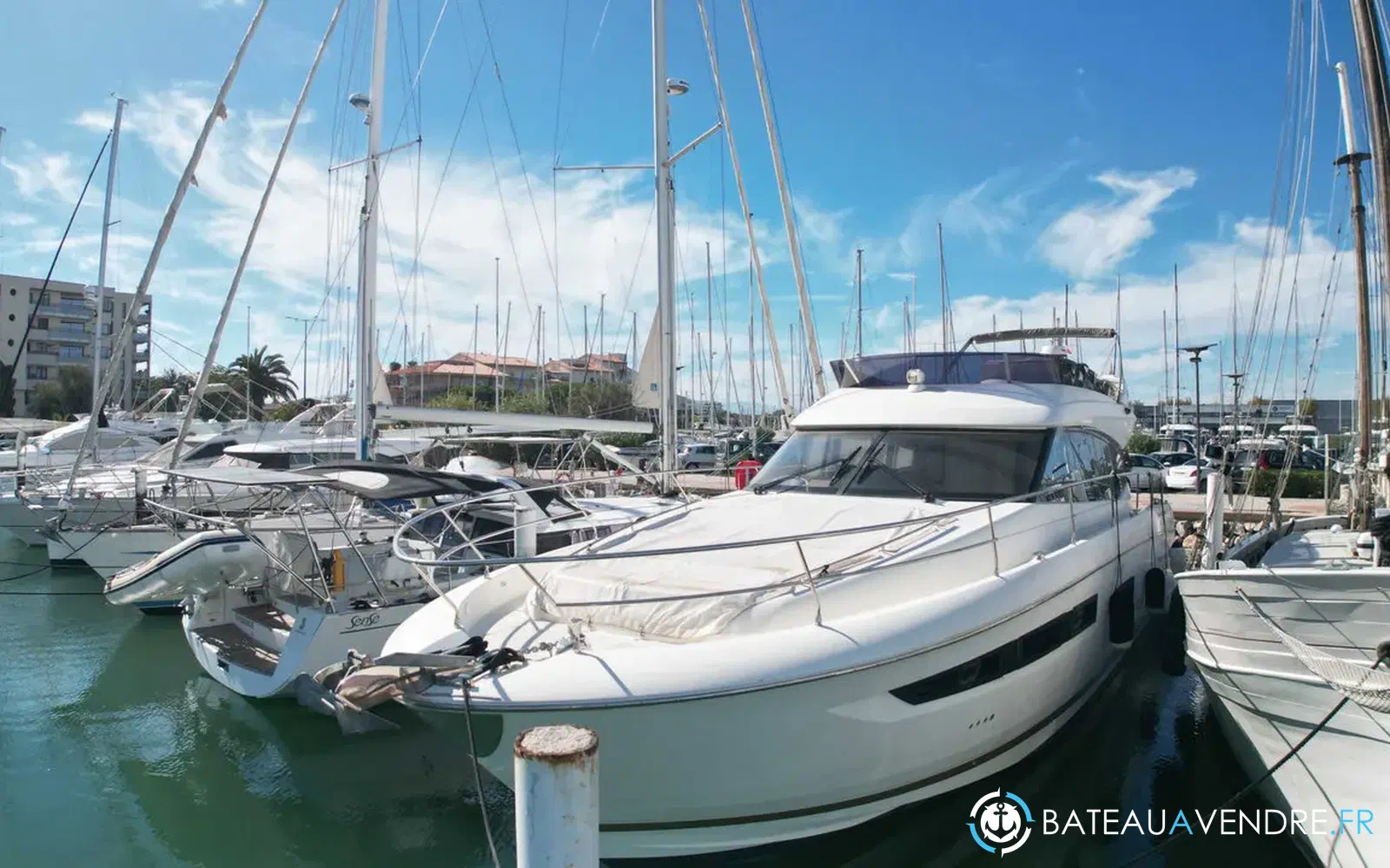 slider 1 Prestige Yachts 560 Fly