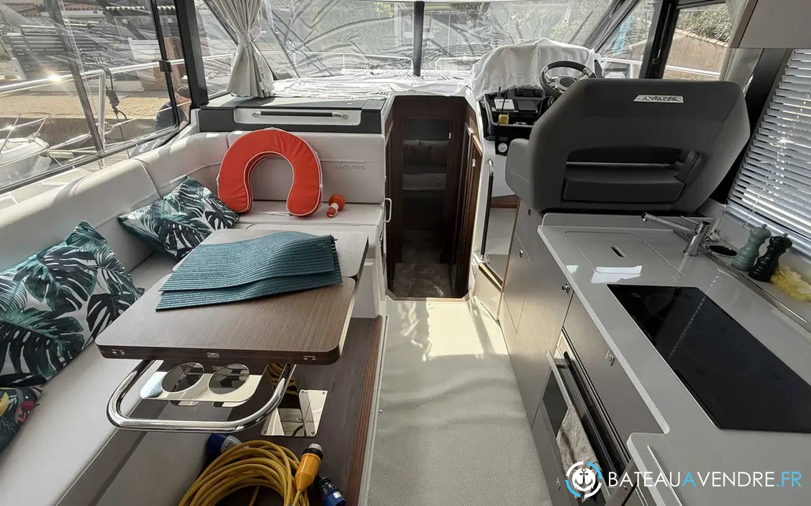 slider 28 Beneteau Antares 12