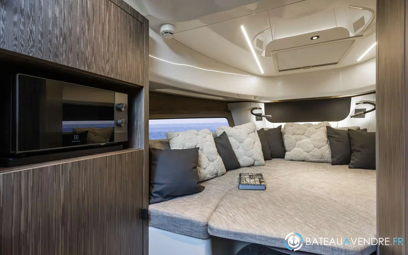 slider 6 Cranchi A32 Luxury Tender