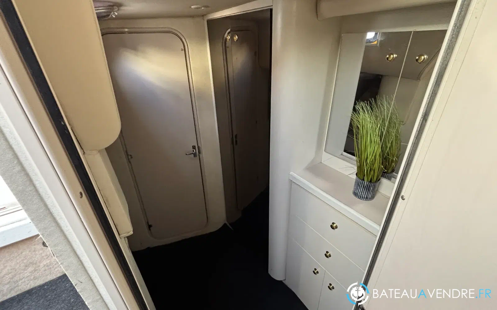 slider 30 Cruisers Yachts 4270 Esprit