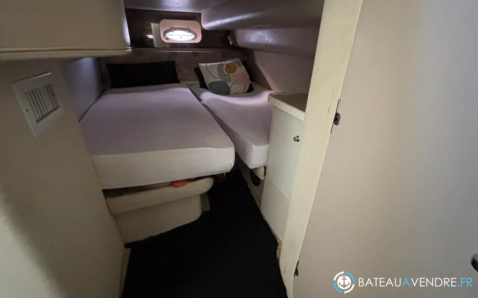 slider 32 Cruisers Yachts 4270 Esprit