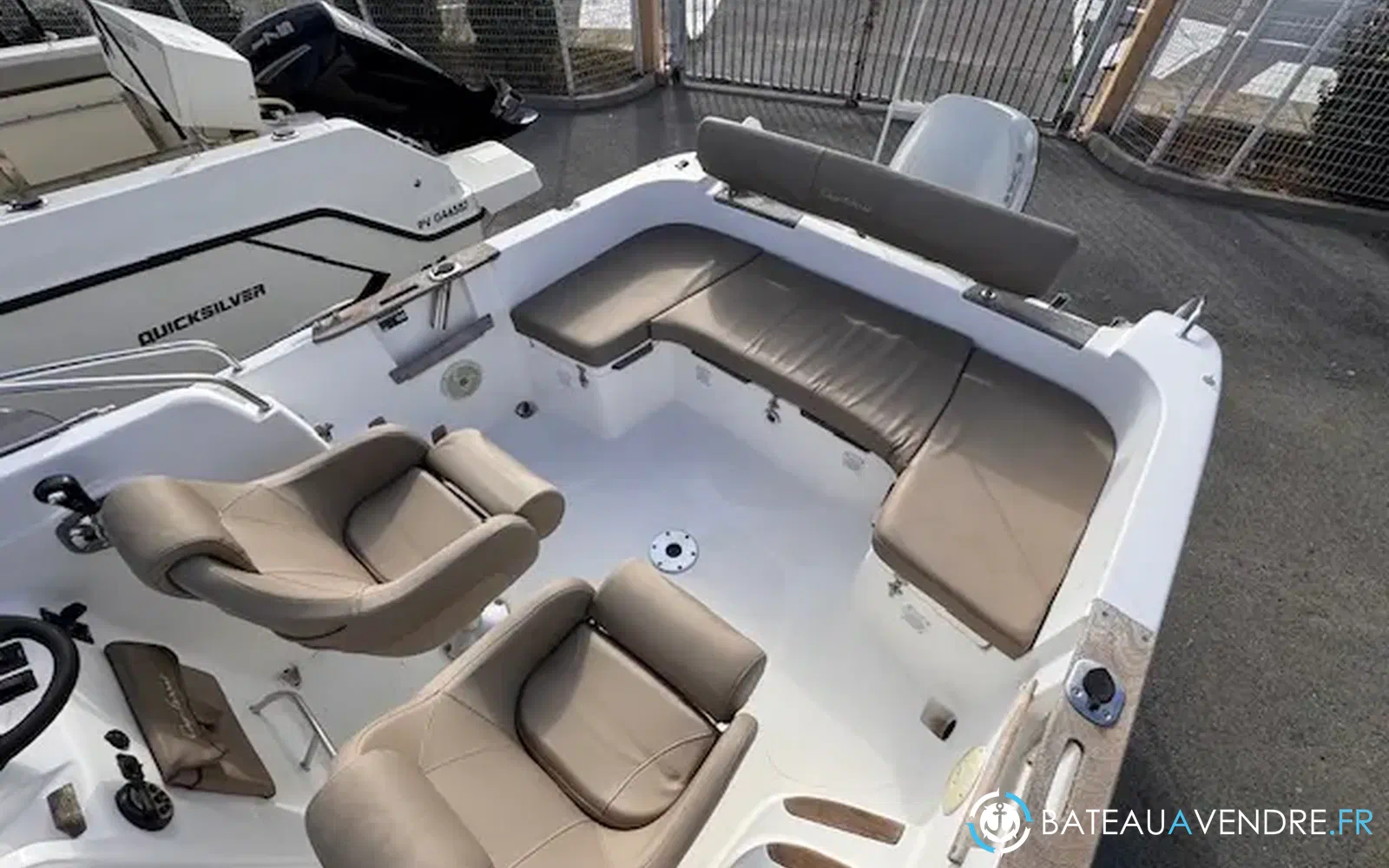 slider 4 B2 Marine Cap Ferret 652 Cabin Cruiser