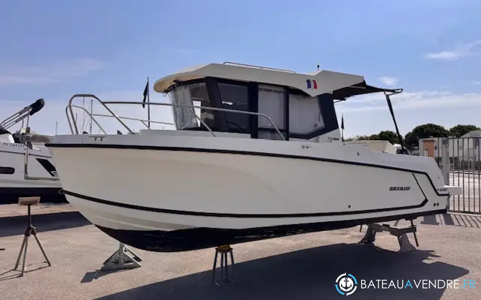 slider 0 Quicksilver Activ 705 Pilothouse
