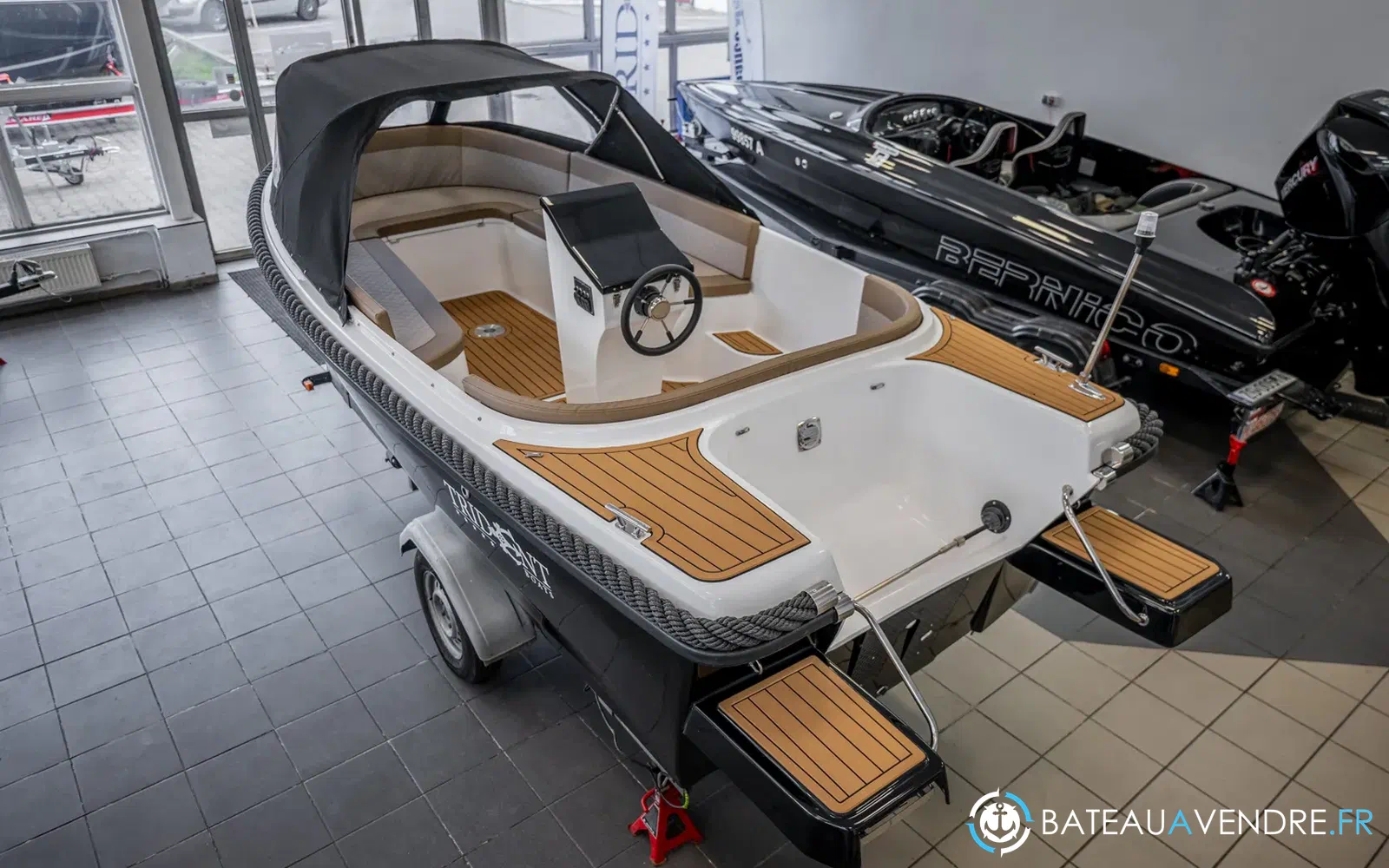 slider 9 Trident Marine 520 classic