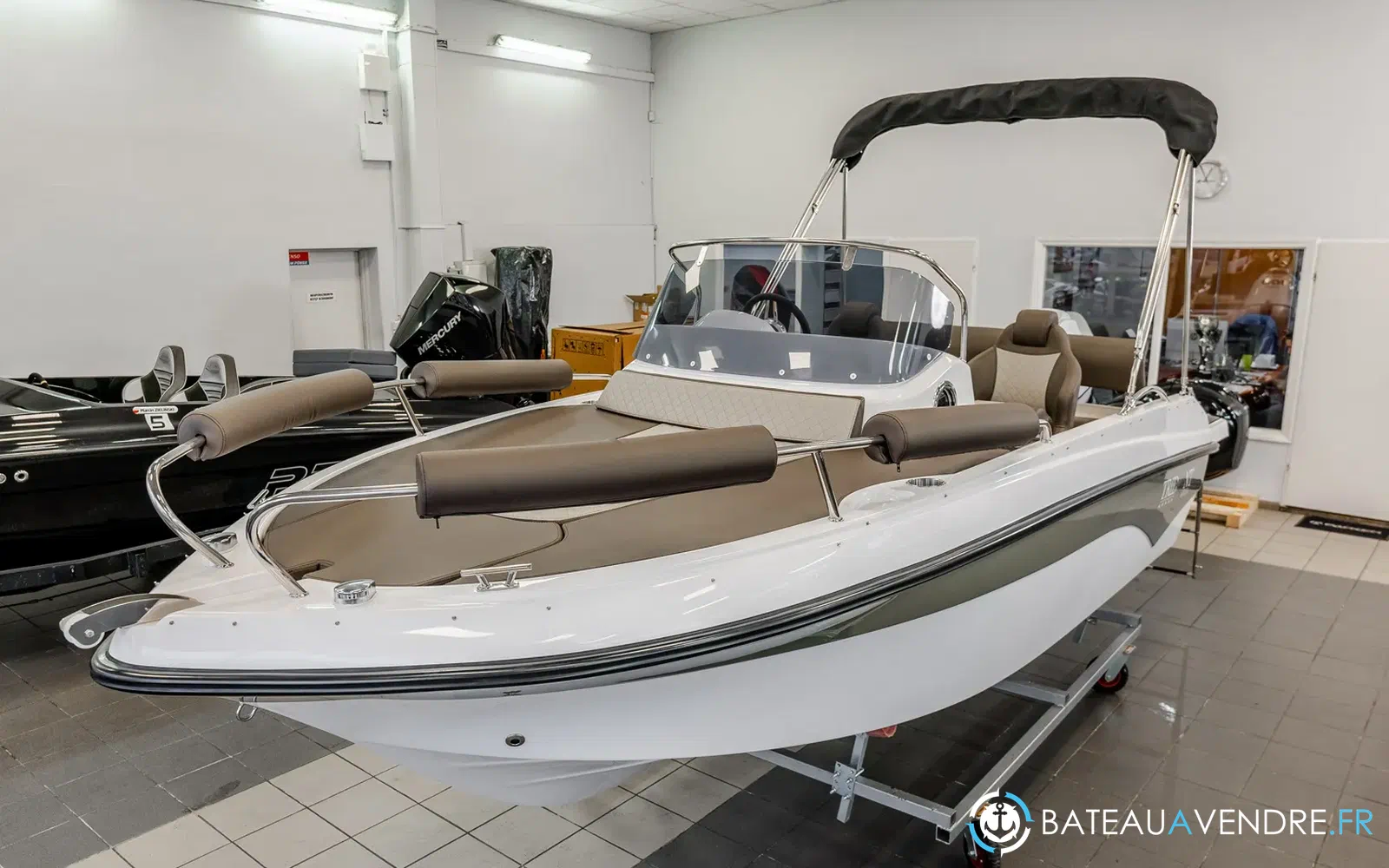 slider 1 Trident Marine 530 SUNDECK