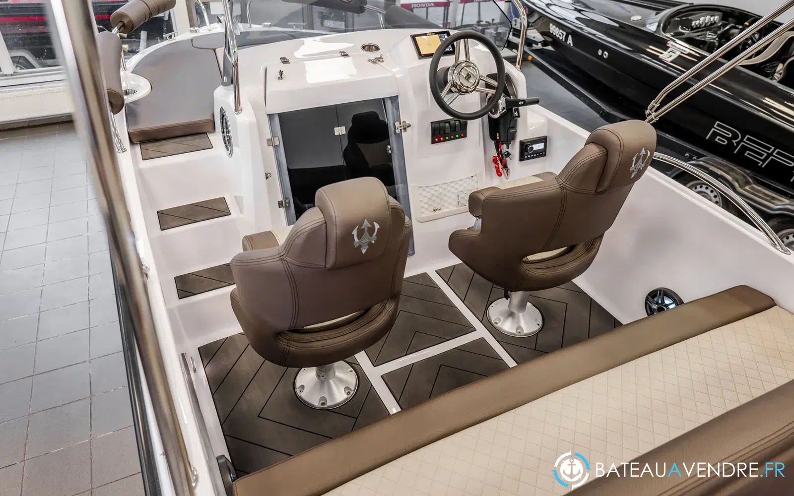 slider 7 Trident Marine 530 SUNDECK
