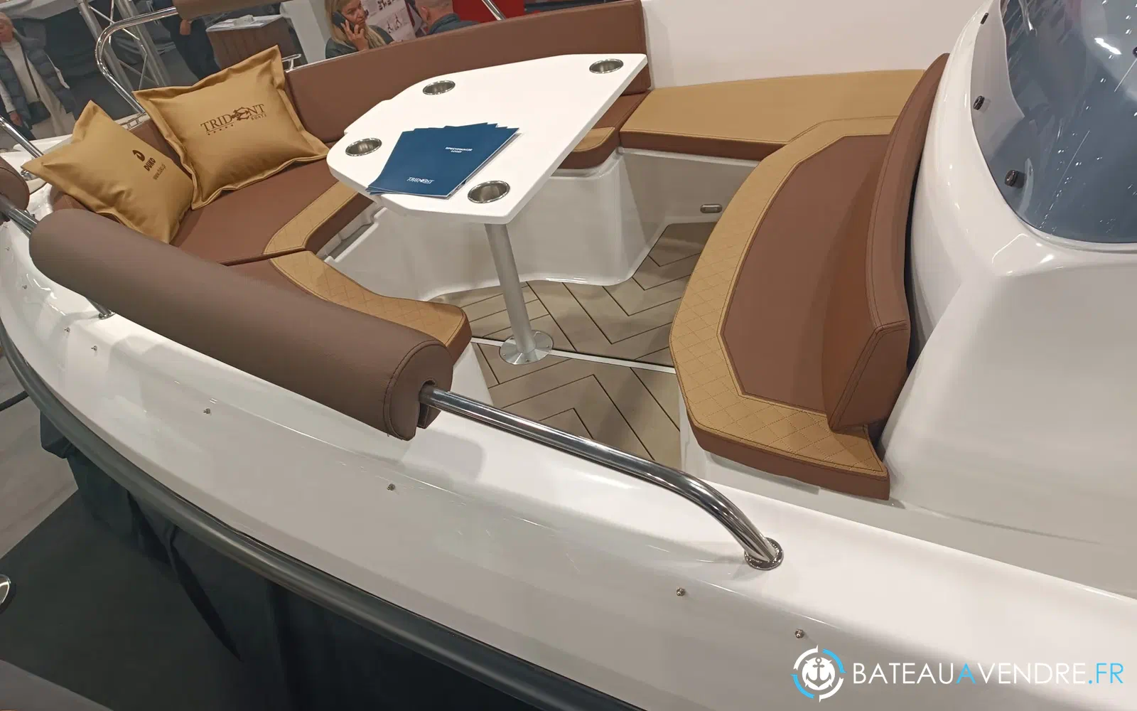 slider 11 Trident Marine 630 OPEN