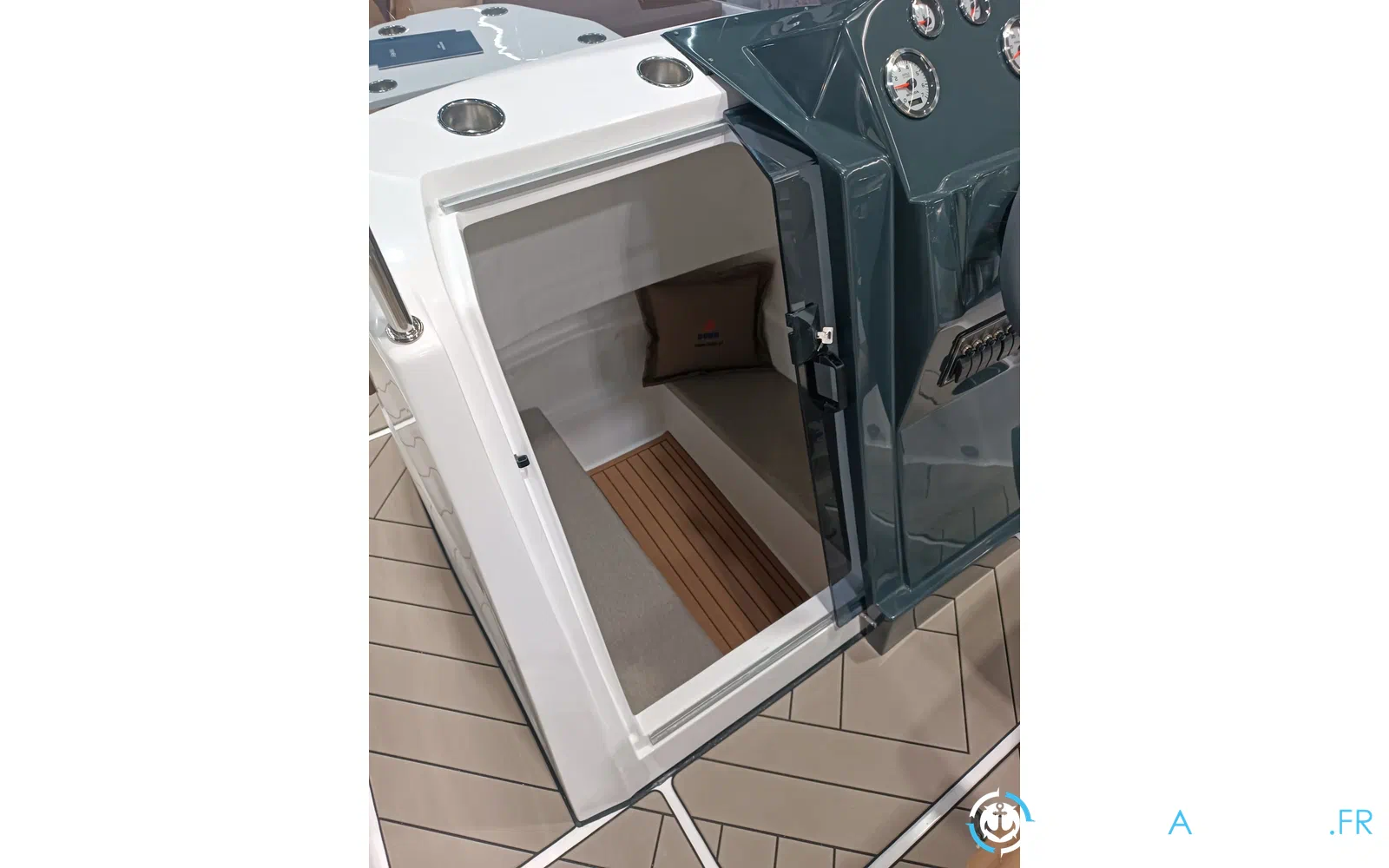 slider 8 Trident Marine 630 OPEN
