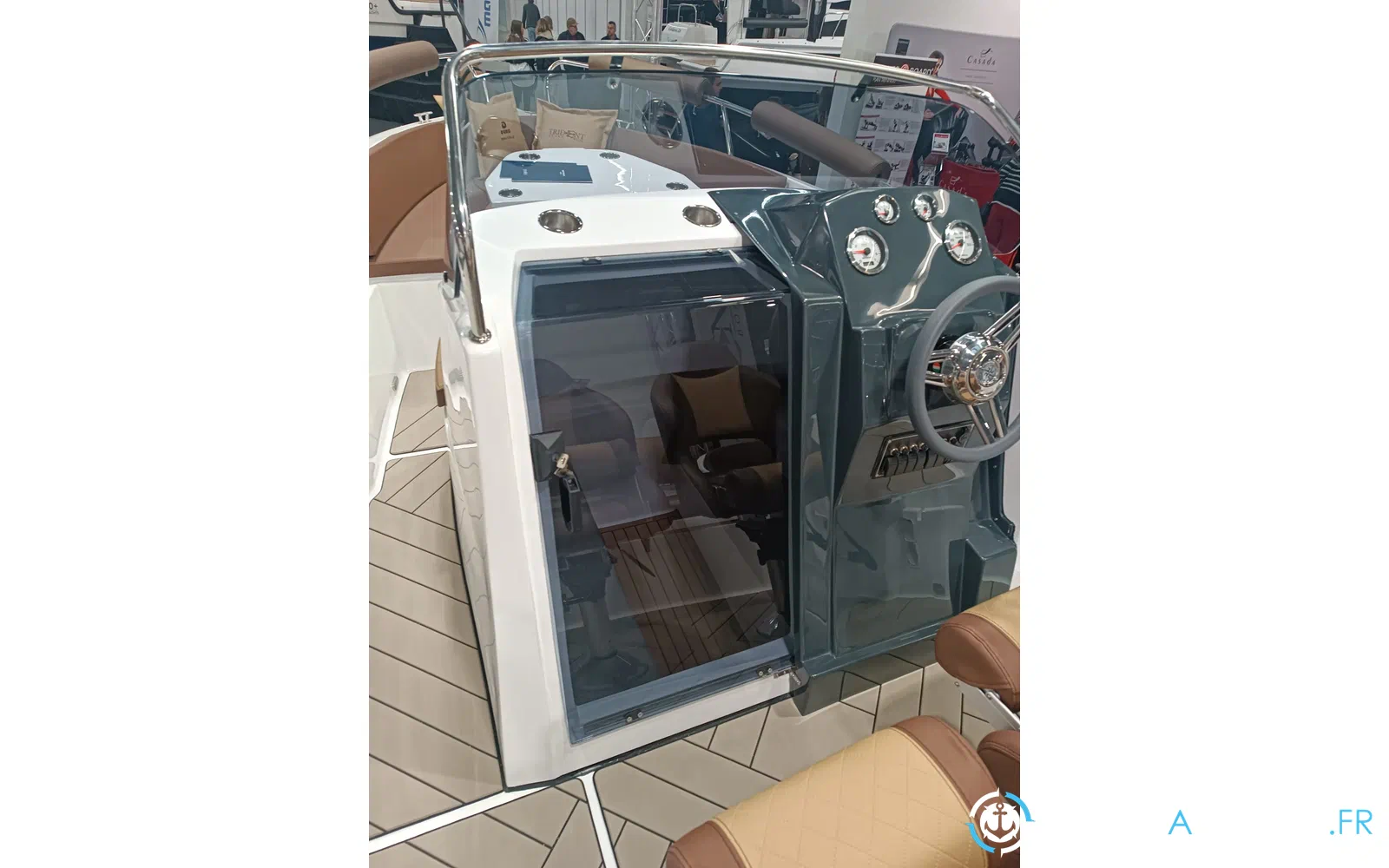 slider 9 Trident Marine 630 OPEN