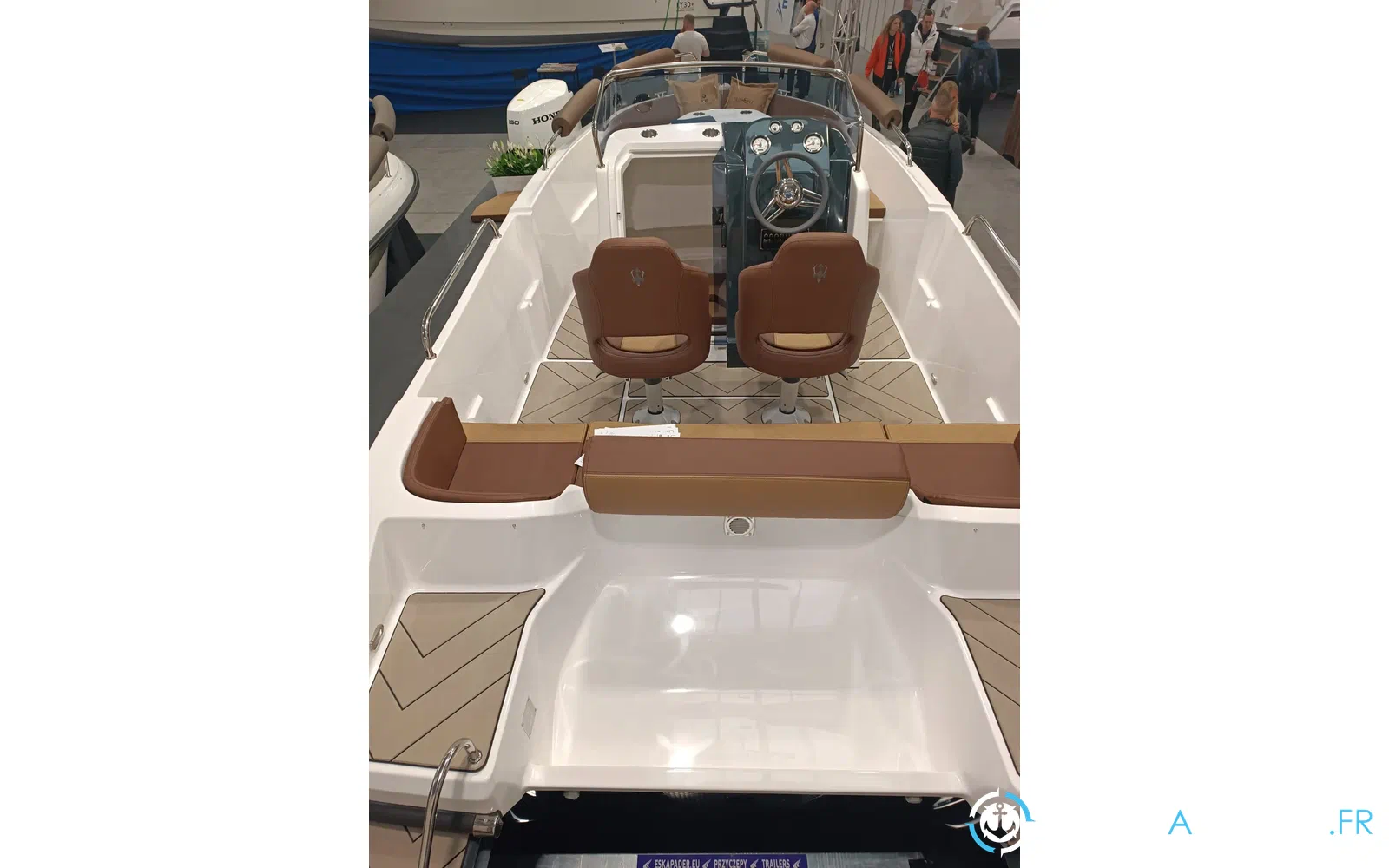slider 10 Trident Marine 630 OPEN