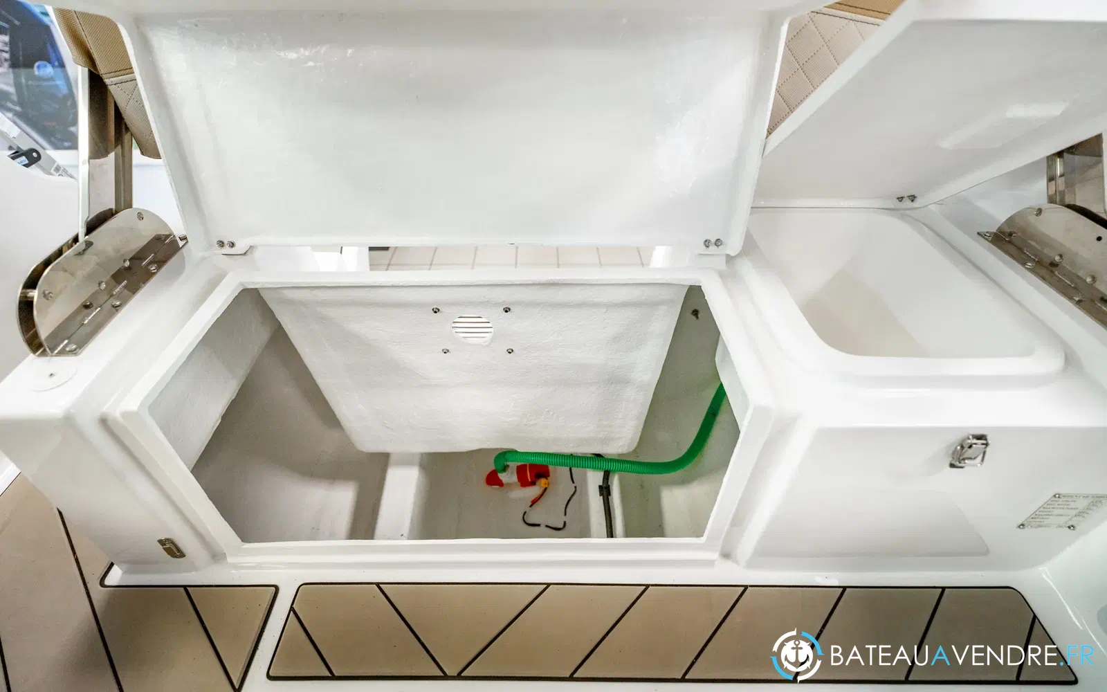 slider 6 Trident Marine 640 SUNDECK