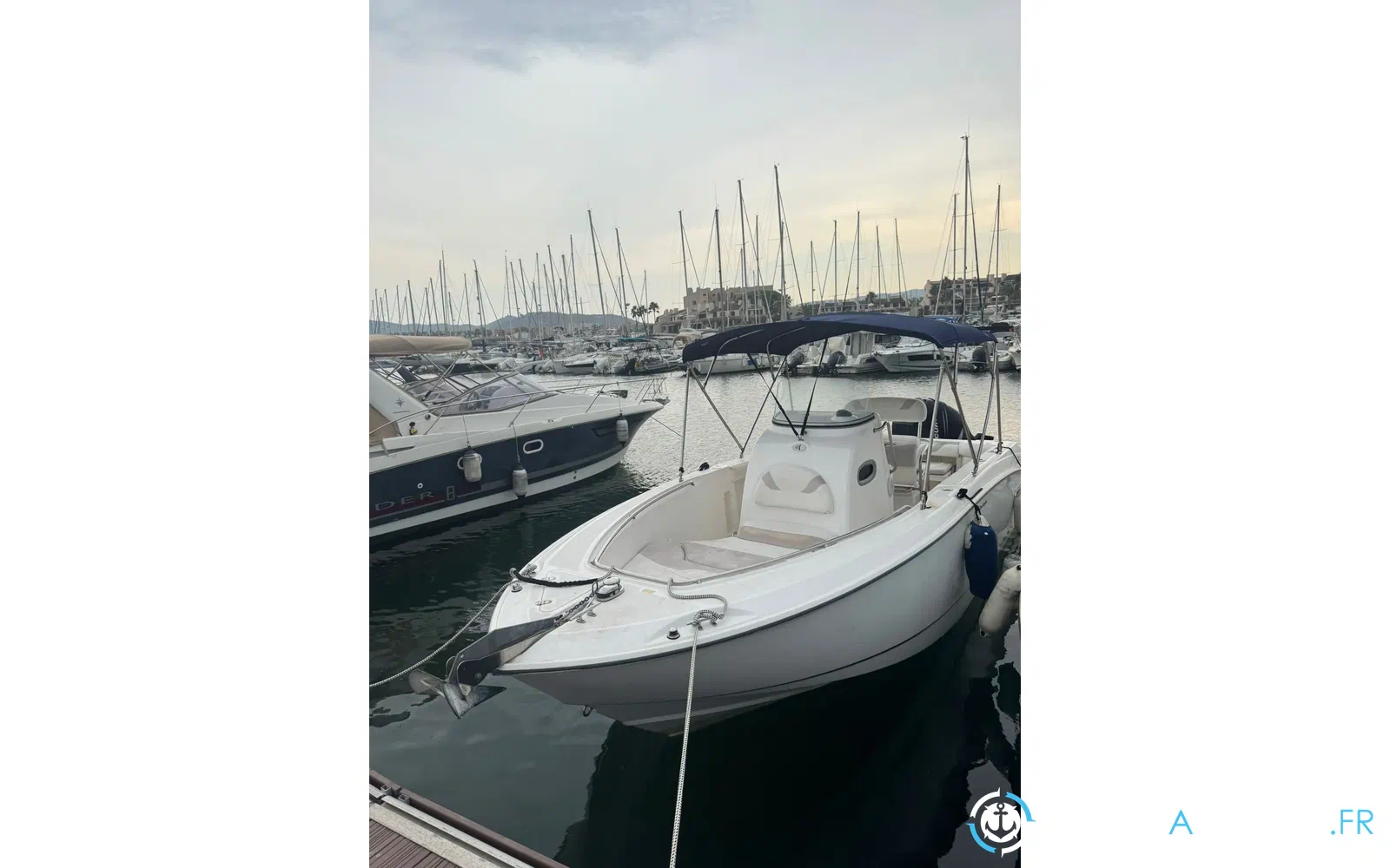 slider 3 Boston Whaler 240 Outrage
