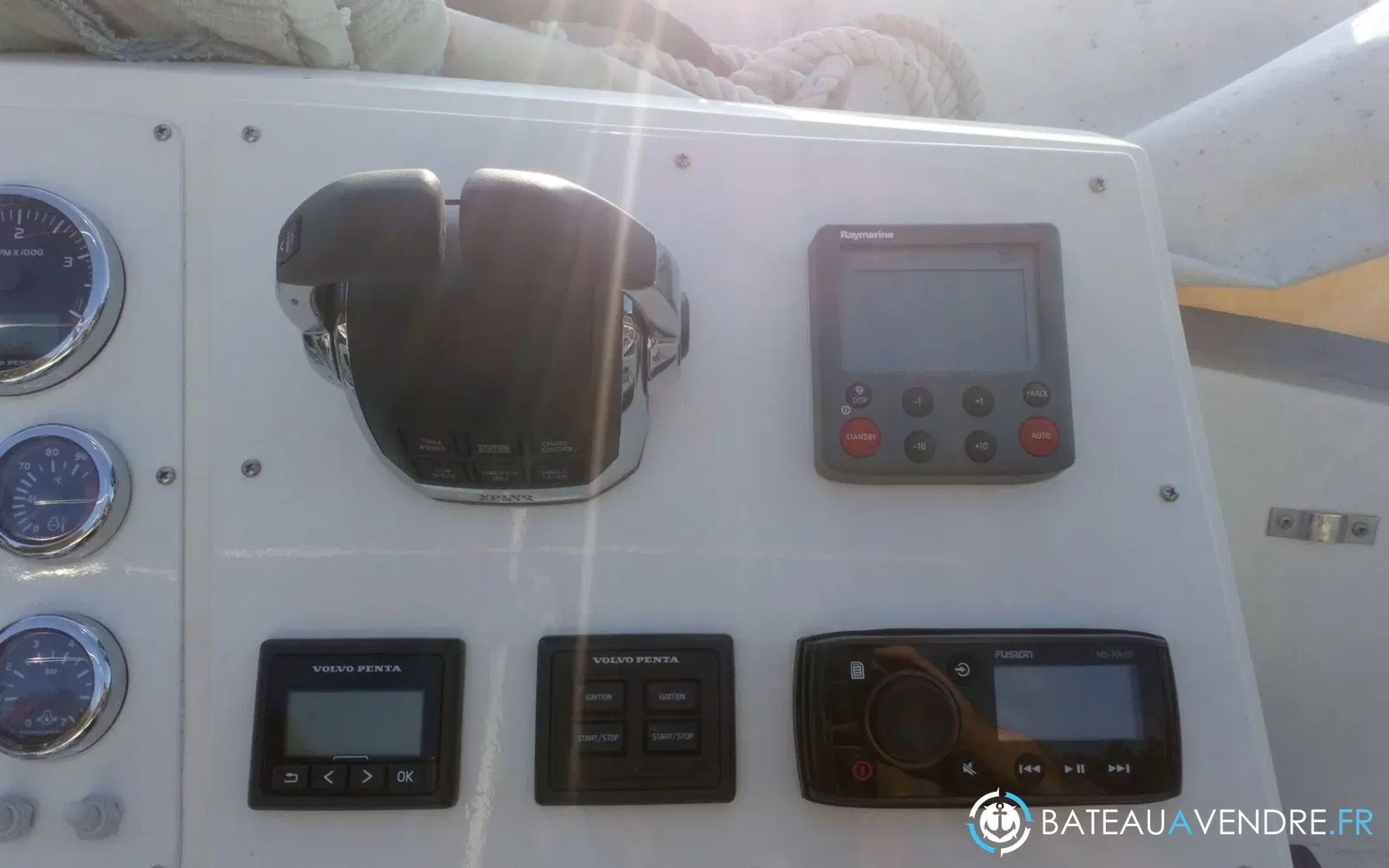 slider 8 Bertram 28 Flybridge