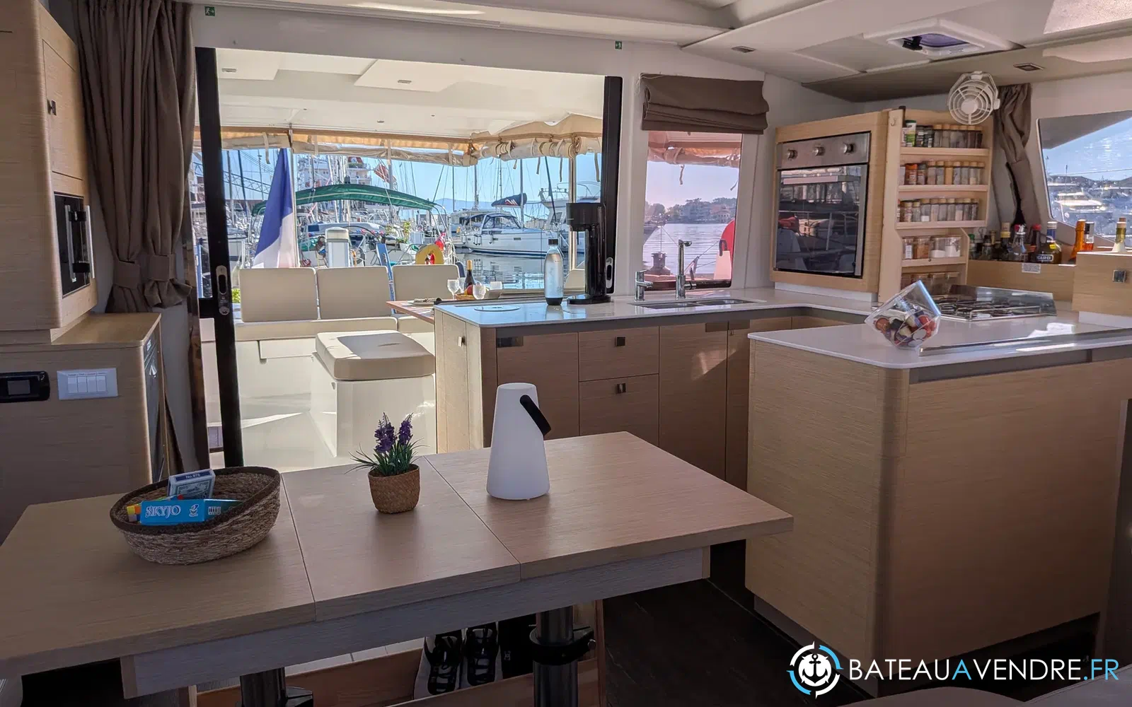 slider 61 Fountaine Pajot Astrea 42