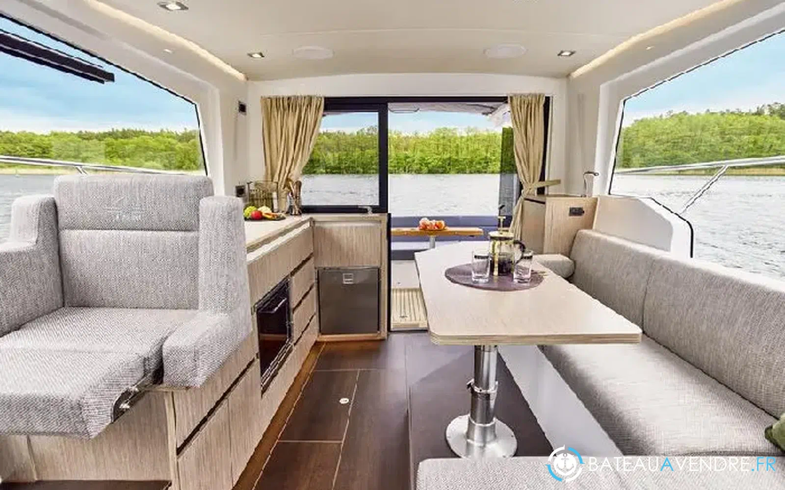 slider 8 Sealine C335