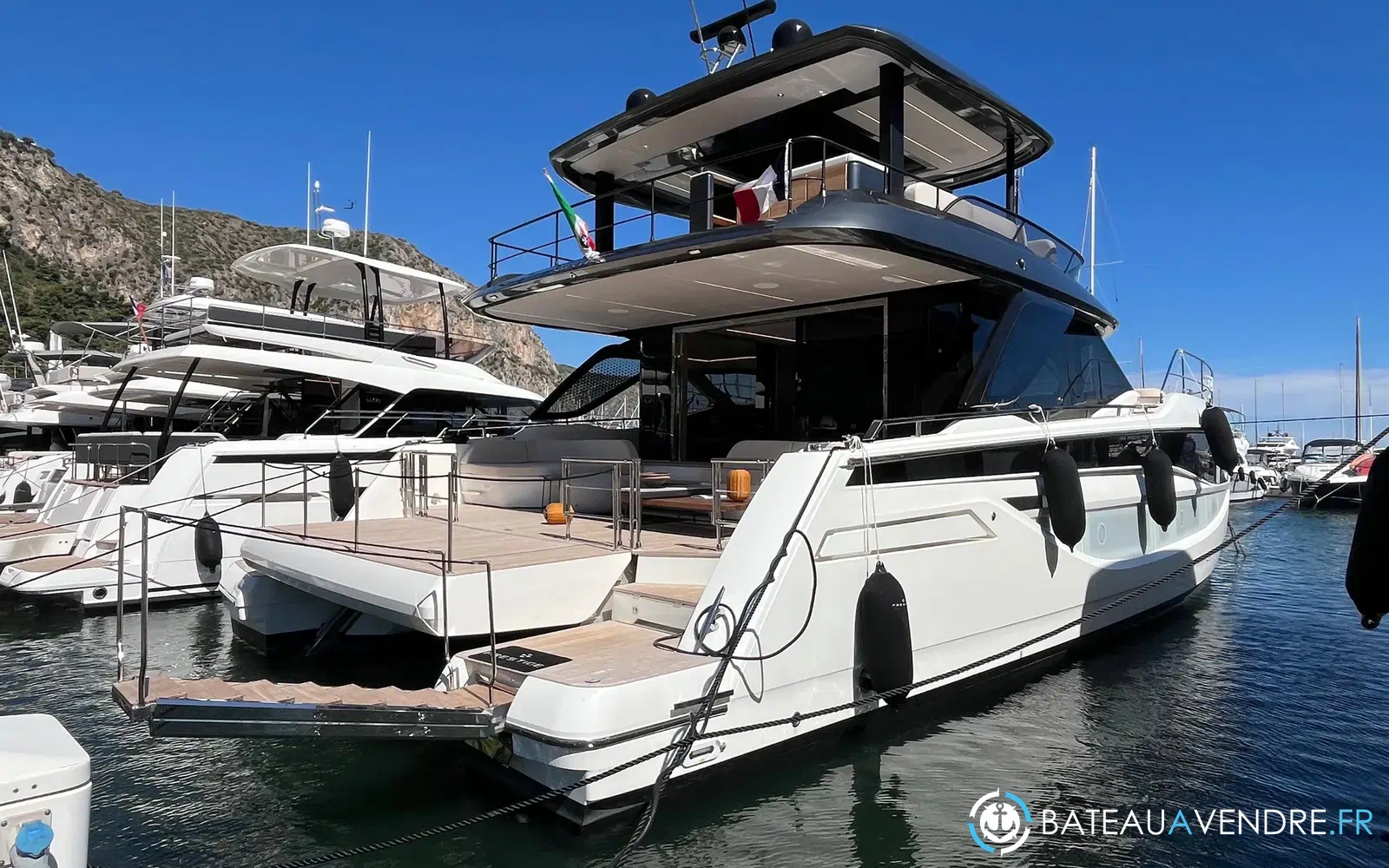 slider 2 Prestige Yachts M7
