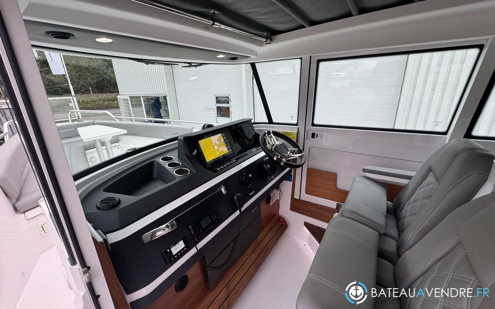 slider 12 Axopar 28 Open