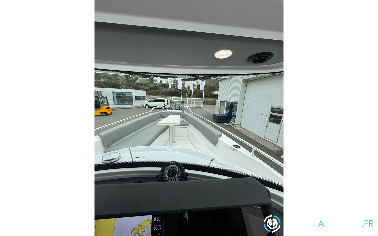 slider 17 Axopar 28 Open
