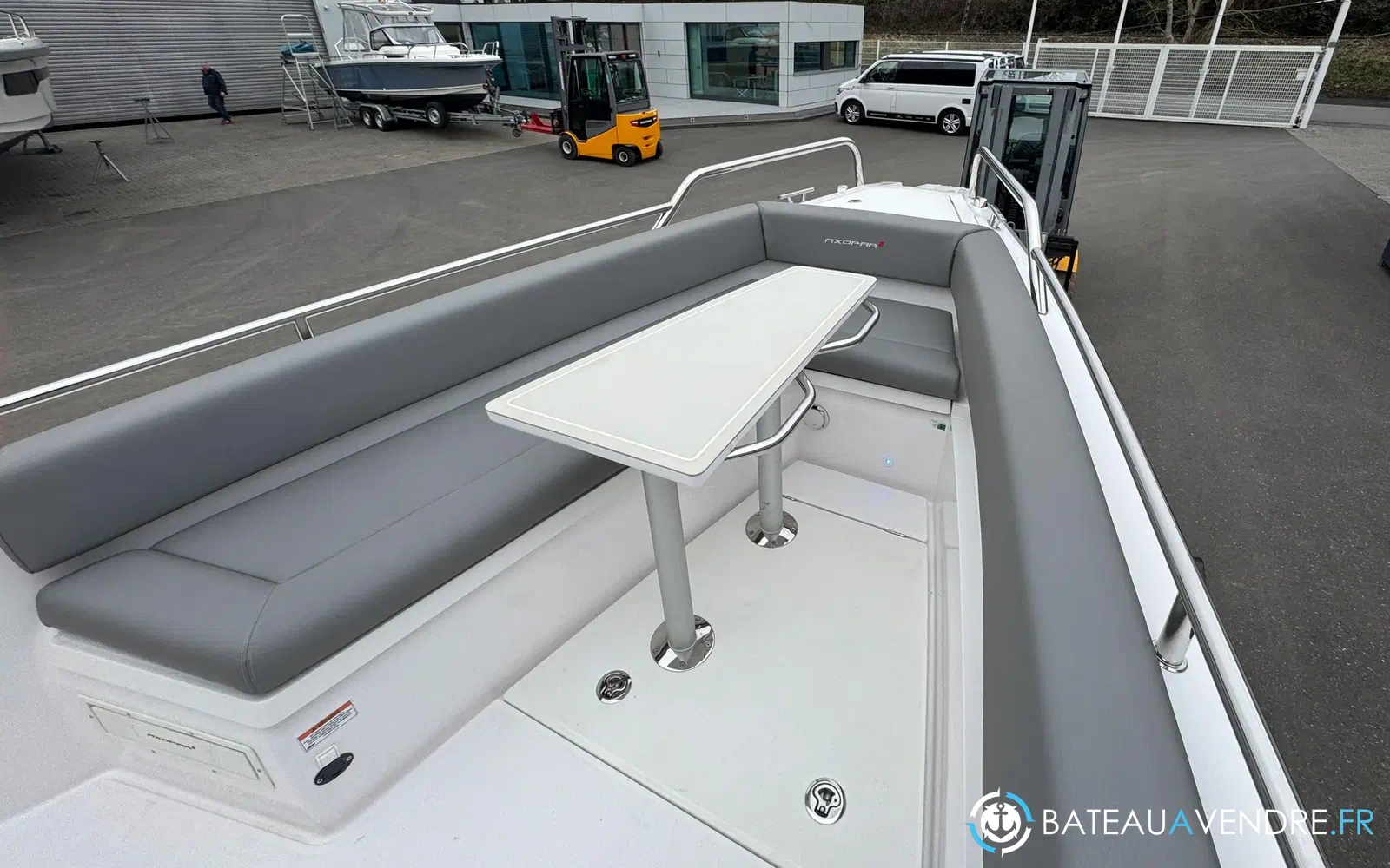 slider 30 Axopar 28 Open